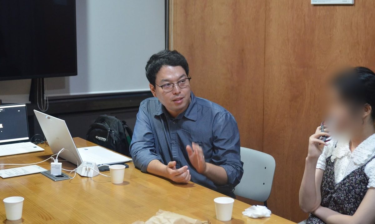 Brian JY Yoo in a small-group coaching session in Seoul