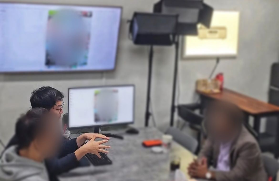 Brian JY Yoo reviewing brand content with a foreign client in Seoul