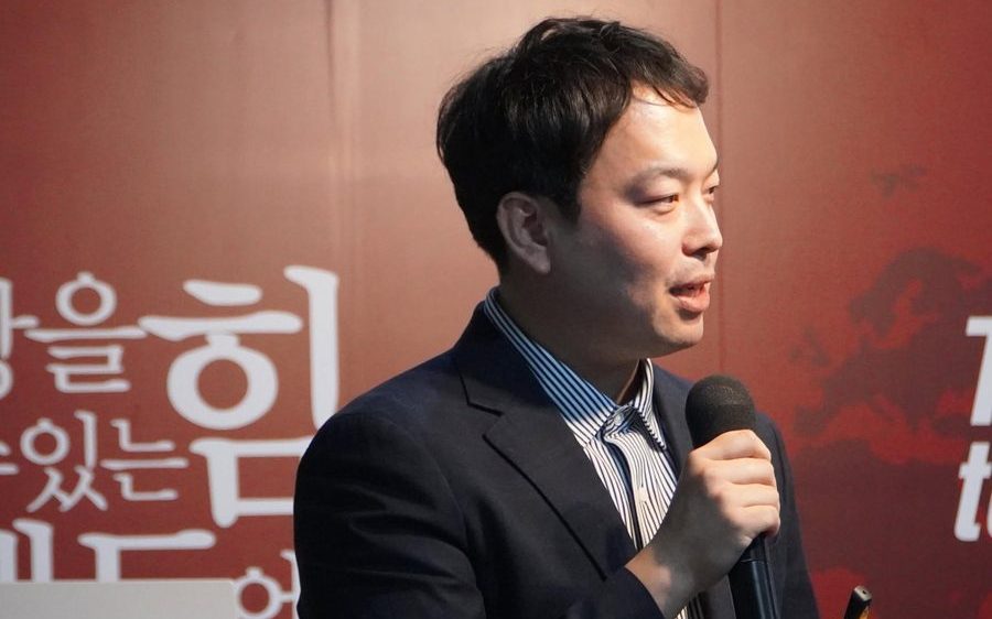 Brian JY Yoo giving a keynote in Seoul